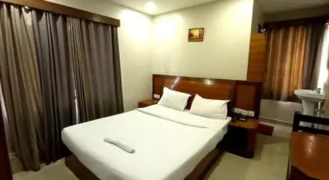 SPOT ON 75507 Park Wood Inn, Забронировать Отель Отели Бангалора с парковкой, рядом с Hosmat Hospital, Парковка