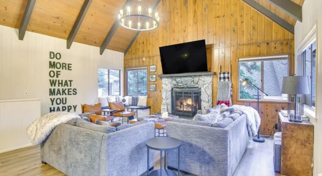 Коттедж Cozy & Chic Lake Arrowhead Cabin w/ Deck
