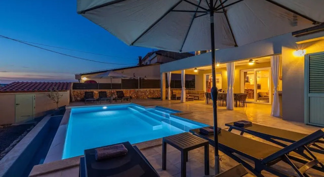 Villa Beachfront With 4 Bedrooms and 3 5 Bathrooms, Prenota Villa Hotel a Isole Quarnerine con parcheggio, Parcheggio