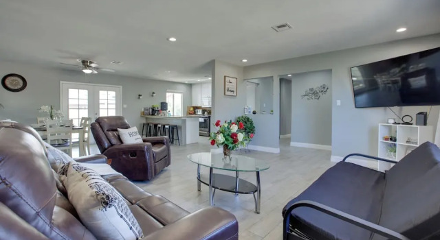 Las Vegas Retreat w/ Yard < 5 Mi to Strip!, Забронировать Отель Лас-Вегас Невада