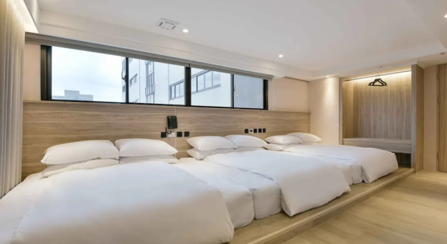 Кровать в общем номере Spring Rhapsody Hotel