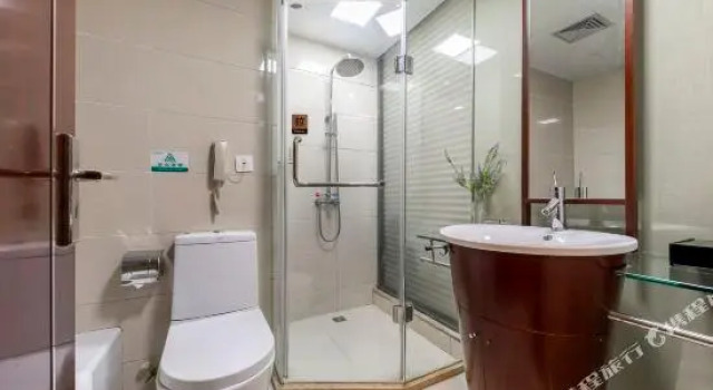 Полулюкс Zhenbao Holiday Hotel (Nanjing Olympic Sports Center)