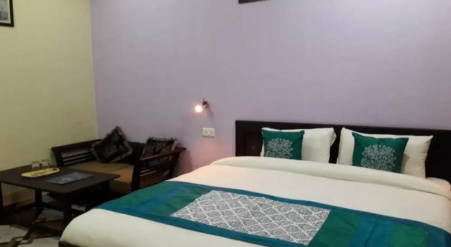 Номер Premier с балконом и с красивым видом из окна Hotel Avlokan - Near Kainchi Dham Mandir