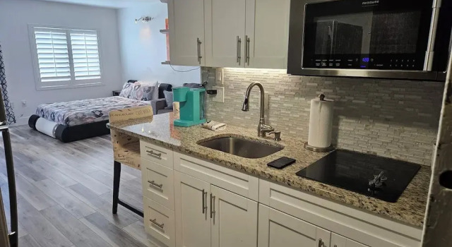 Студия с балконом и с частичным видом Premium Condos near Universal Studios