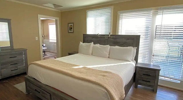 Коттедж c 1 комнатой Jenner Inn