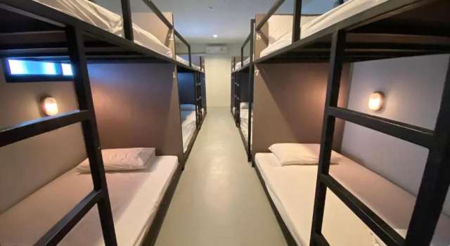 Кровать в общем номере The Train Hotel Hatyai