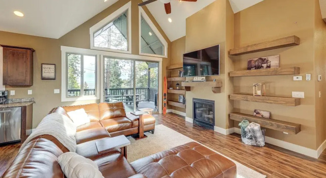 Коттедж Deck + Views: Scenic Group Getaway in Lakeside!