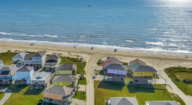 Коттедж Steps to Shore! just Beachy Home w/ Deck + Views