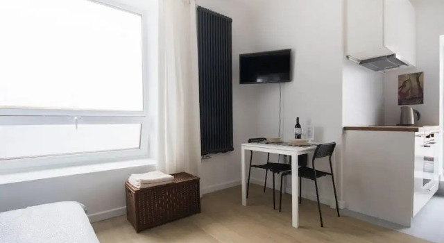 Студия с балконом и с видом на город Bizzi LuxCenter View Studio