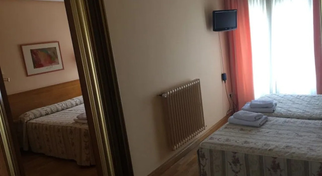 Hotel Benlloch, Забронировать Отель Салас-де-лос-Инфантес Burgos Province
