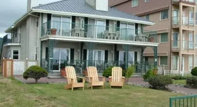 Кровать в общем номере Inn at the Prom Oceanfront