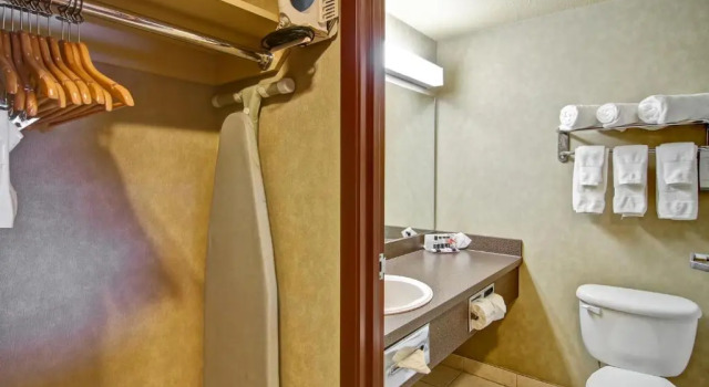 Шестиместный номер Standard Ramada by Wyndham Ponoka
