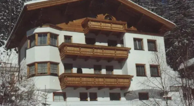 Haus Anton Schranz, Забронировать Отель Отели Санкт-Антон-ам-Арльберг с парковкой, рядом с Train Station Sankt Anton am Arlberg, Парковка