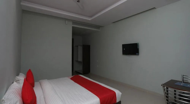 Oyo 18314 Hotel Kailash Mansarovar And Banquet Hall, Забронировать Отель Отели Барели с бассейном, Бассейн