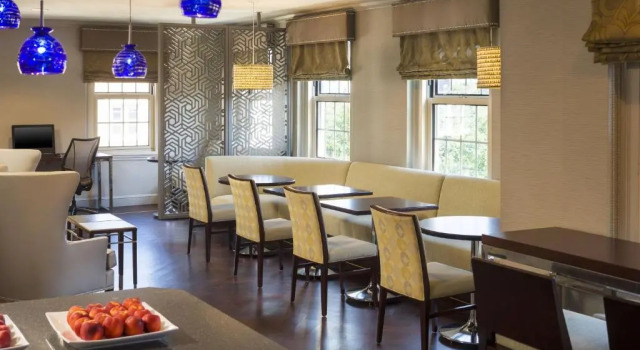 Двухместный клубный полулюкс Sheraton Commander Hotel