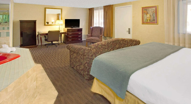 Люкс Deluxe Days Inn by Wyndham Silver Spring