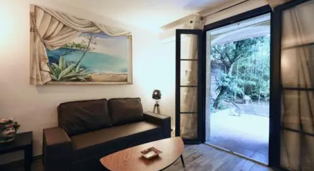 Saint Tropez centre. Suite les Canoubiers pour 4, Забронировать Хостел Отели Сен-Тропе залива с парковкой, Парковка
