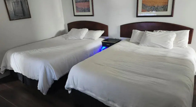 Люкс с 2 комнатами с балконом Cache Creek Inn