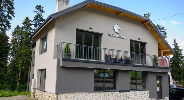 Апартаменты The White Horse Apartment 1