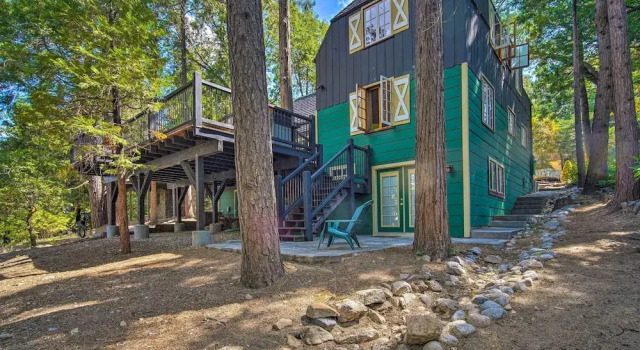 Vintage Lake Arrowhead Cabin - Walk to Lake!