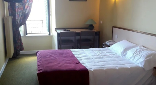 Logis Hotel du Midi, Varaa Hotelli Pierrefort Ranska
