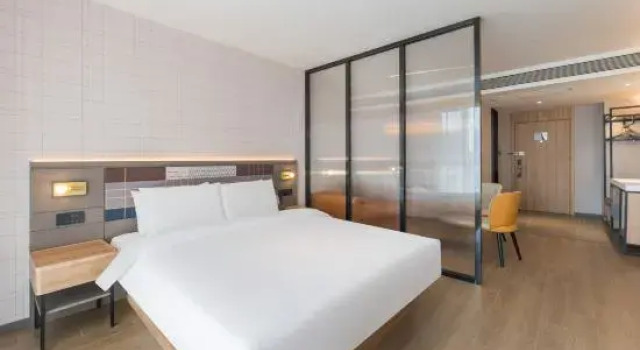 Люкс Homeinn Plus Hotel (Weifang Railway Station Yinquan Plaza)
