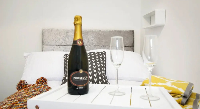Апартаменты Deluxe Haven Apartments at Eglantine Avenue