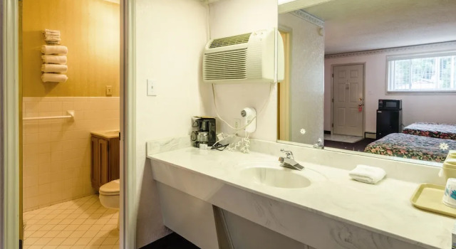 Четырёхместный номер Standard с балконом Highland Hills Motel & Cabins