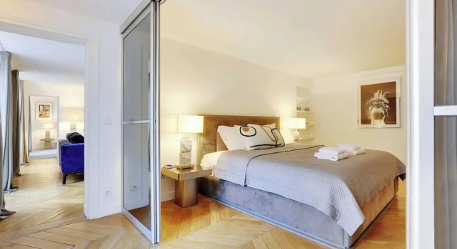 Elegant Apartment - 2bd/6p - Avenue Montaigne, Забронировать Апартаменты/квартира Отели Парижа с парковкой, рядом с Свято-Троицкий собор и Русский православный духовно-культурный центр, Парковка