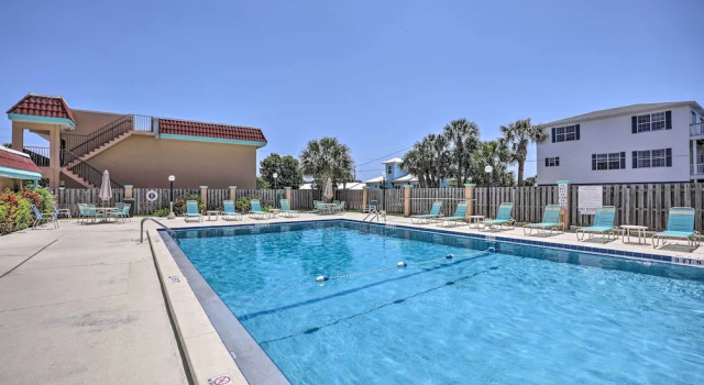 Апартаменты Walk to Crescent Beach: Condo w/ Pool Access