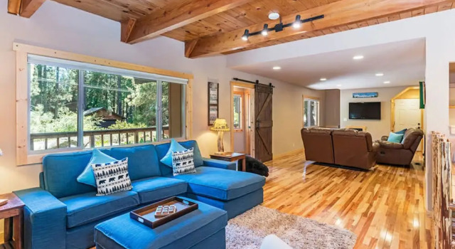 Bernese's Bungalow by Tahoe Mountain Properties, Забронировать Отель Траки Скво-Вэлли, рядом с Музей KidZone
