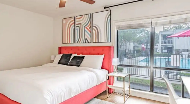 Апартаменты с балконом Chic 2BR Near Triangle With King Beds Fast Wifi