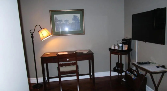Люкс Sir Isaac Brock B&B Luxury Suites