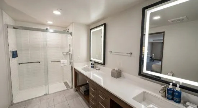 Четырёхместный люкс Four Points by Sheraton Rock Springs