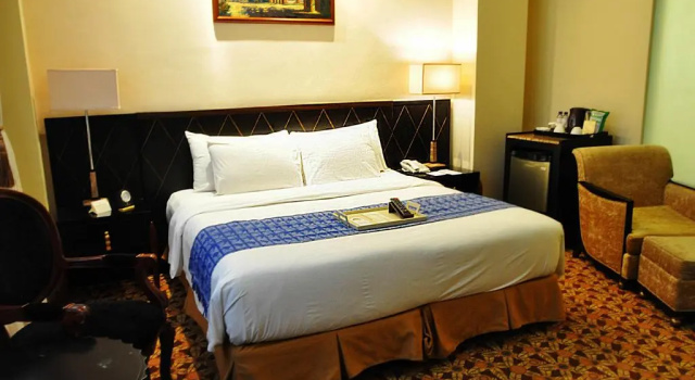Номер Superior с видом на улицу The Luneta Hotel
