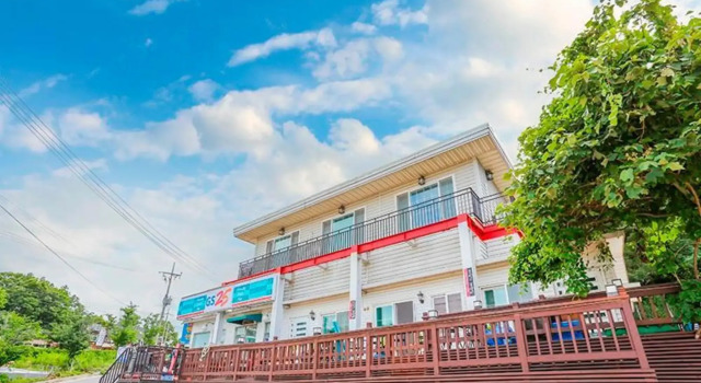 Seokmodo Beach White House Pension