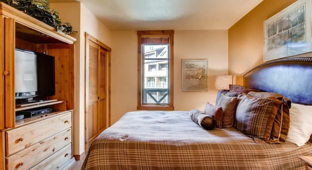 Premier 2 Bedroom Mountain View Condo Located in Historic Downtown Breckenridge Walking Distance to Peak 9