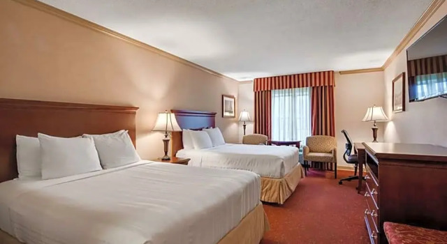 Четырёхместный люкс Best Western PLUS Morristown Inn-Florham Park
