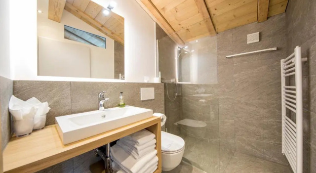 Кровать в общем номере Hotel Grimsel Passhöhe
