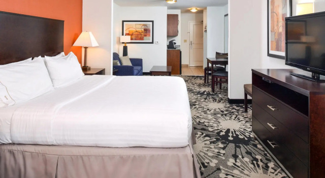 Двухместный люкс Holiday Inn Express & Suites Greenfield by IHG