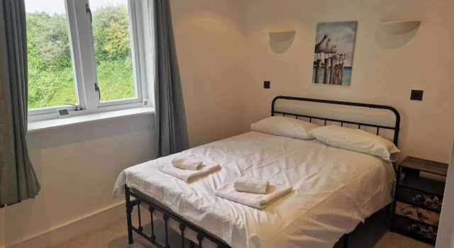 Apartment Sleeps 4 With Balcony and Parking
