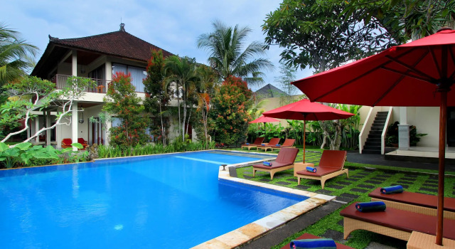 Кровать в общем номере Putri Ayu Cottages