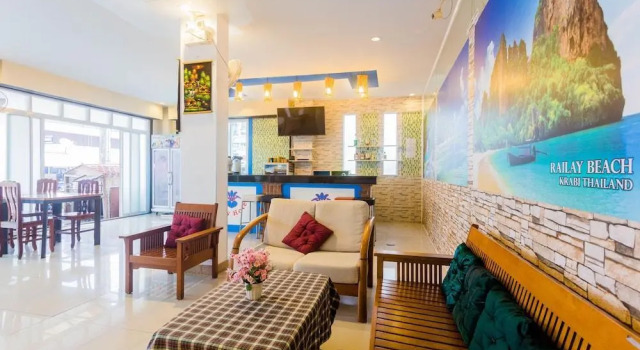 Кровать в общем номере Enjoy Hotel
