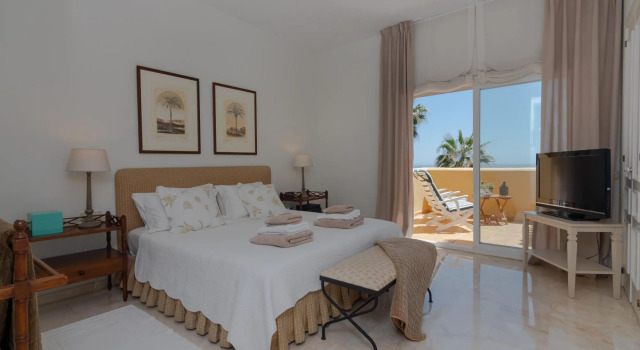 18166 - Superb Front Line Location - Heated Pool, Забронировать Отель Отели Марбелья с парковкой, рядом с Пляж Эль-Пинильо, Парковка