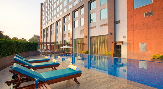 Lemon Tree Hotel, Sector 68, Sohna Road, Gurugram, Забронировать Отель Отели штата Харьяны с бассейном, Бассейн