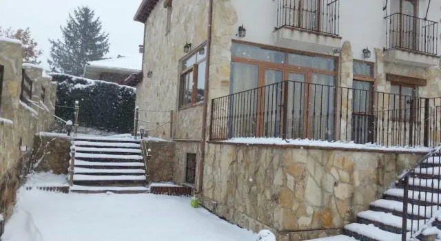 Casa El Robledal, Забронировать Отель Лас Навас дель Маркес Sierra de Guadarrama, рядом с Camino de las Esculturas