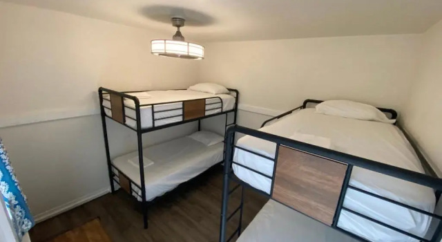 Кровать в общем номере (женский номер) Howzit Hostels