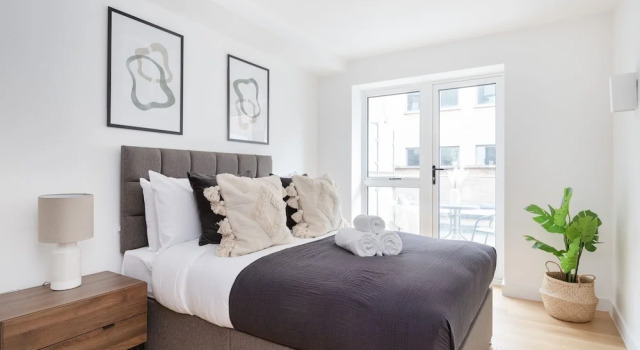 Modern 1BR with Balcony by Soho, Забронировать Отель Бизнес-отели Англии, 4* 5*