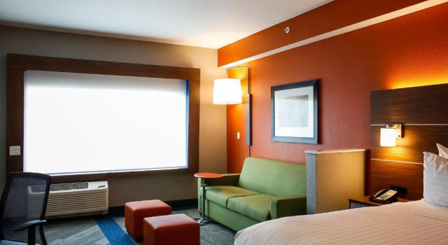 Люкс Holiday Inn Express & Suites Downtown Louisville by IHG