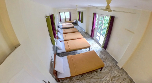 Кровать в общем номере Casa Amari Plantaion Resort Munnar